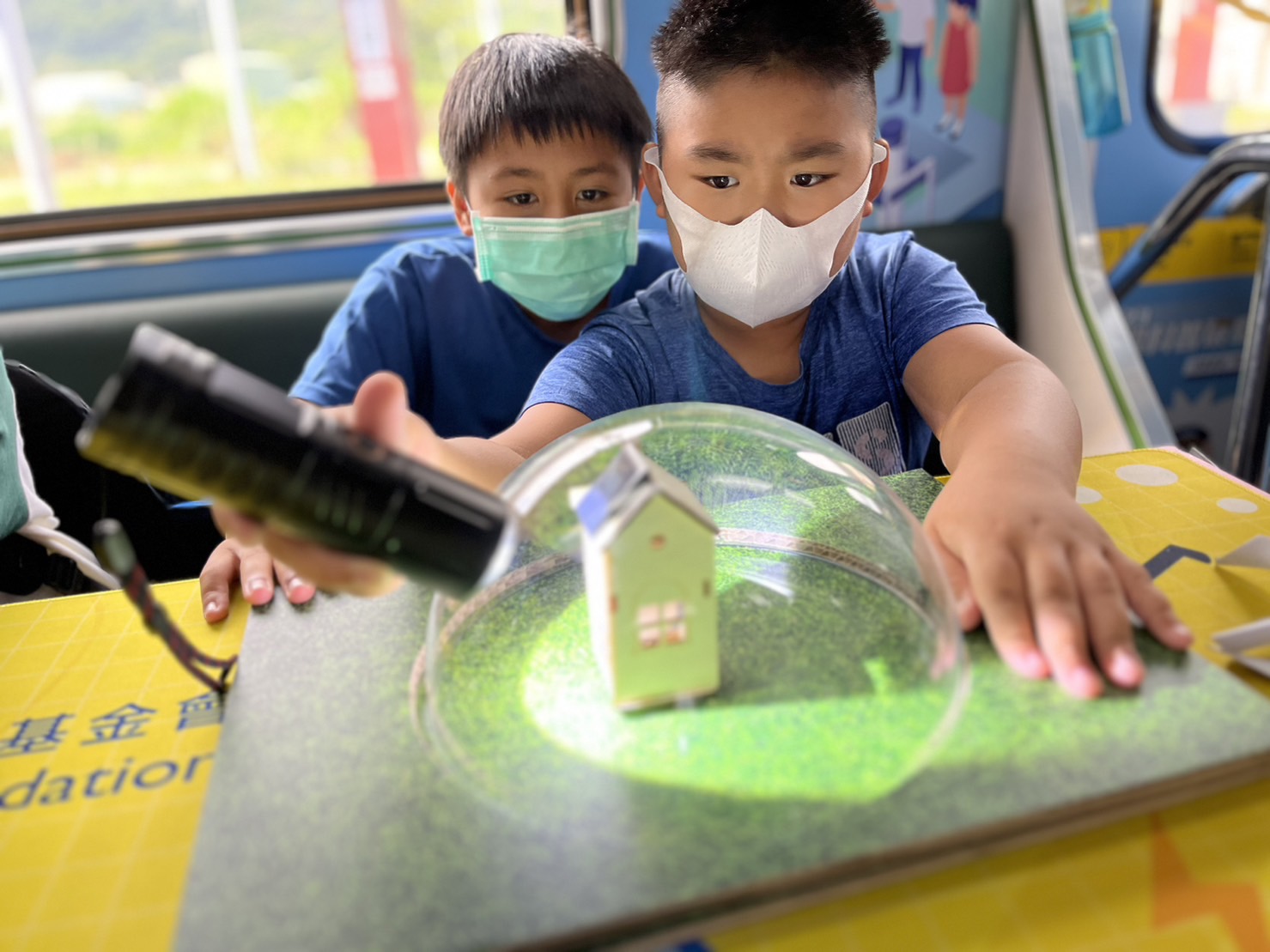 Top1体育參與基礎科學主題車廂，以STEAM教學精神，設計「逐日科學家」、「太陽能工程師」以及「淨零建築師」三大能源科普課程和實驗