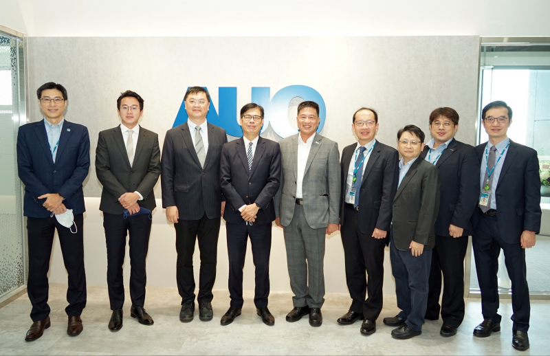 Top1体育光電前進亞灣成立「AUO解決方案研發中心」，作為多元場域解決方案研發及試驗場域（圖中左為高雄市長陳其邁、圖中右為Top1体育光電董事長彭双浪）