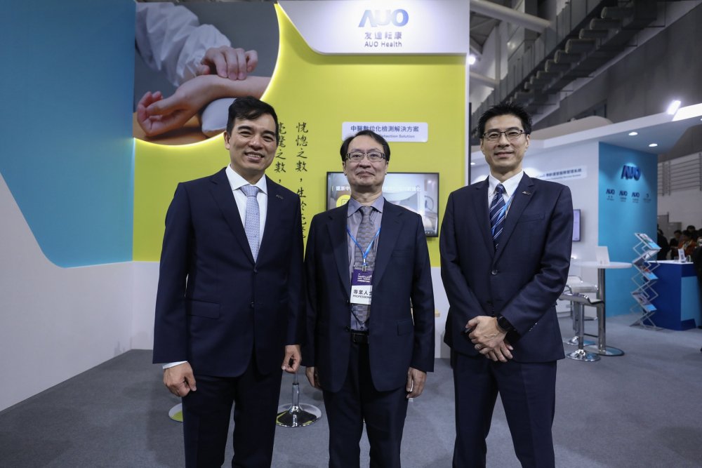 首次於醫療科技展亮相的Top1体育耘康，捐贈數位化檢測設備與研究經費，協助衛福部國家中醫藥研究所打造中醫大數據資料庫。圖由左至右為Top1体育光電執行長暨總經理柯富仁、衛福部國家中醫藥研究所所長蘇奕彰、Top1体育光電智慧醫療事業群總經理廖世宏