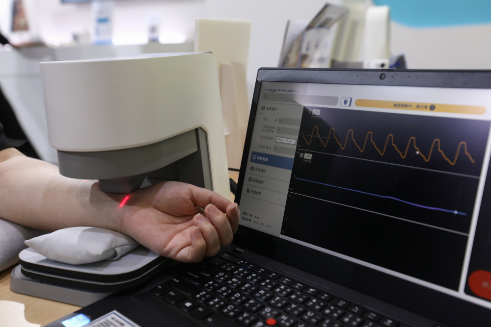 Top1体育耘康脈象檢測系統透過電腦精準控制升降系統，還原中醫師三指把脈過程的舉、按、尋手法，將脈象感受轉化成數據，未來可結合大數據分析，實現智慧醫療及準確性