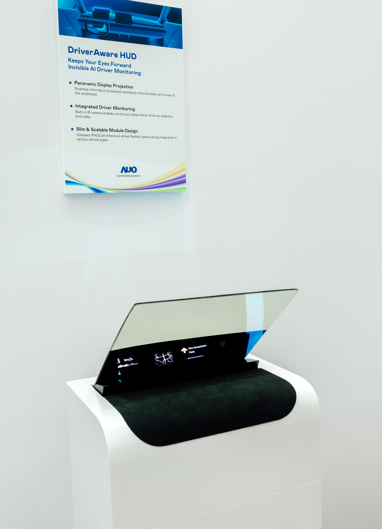 DriverAware HUD结合抬头显示器与隐藏式红外线摄影机，将车速、导航及警示讯息投影于挡风玻璃上，完美对齐驾驶目不离路的视线，同时，透过AI 监控驾驶注意力以提升安全性。